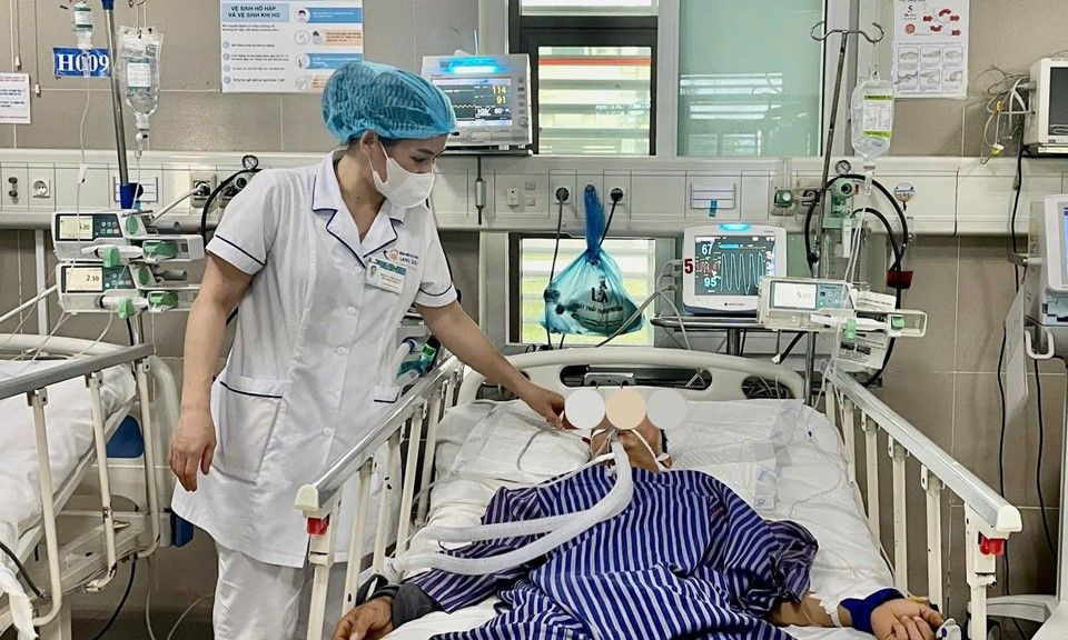 Hai nguoi nhap vien do ngo doc khi an hoa chuong o Lang Son