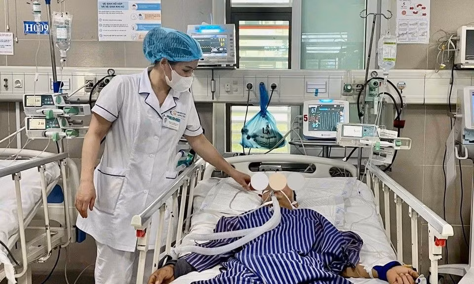 Hai nguoi nhap vien do ngo doc khi an hoa chuong o Lang Son