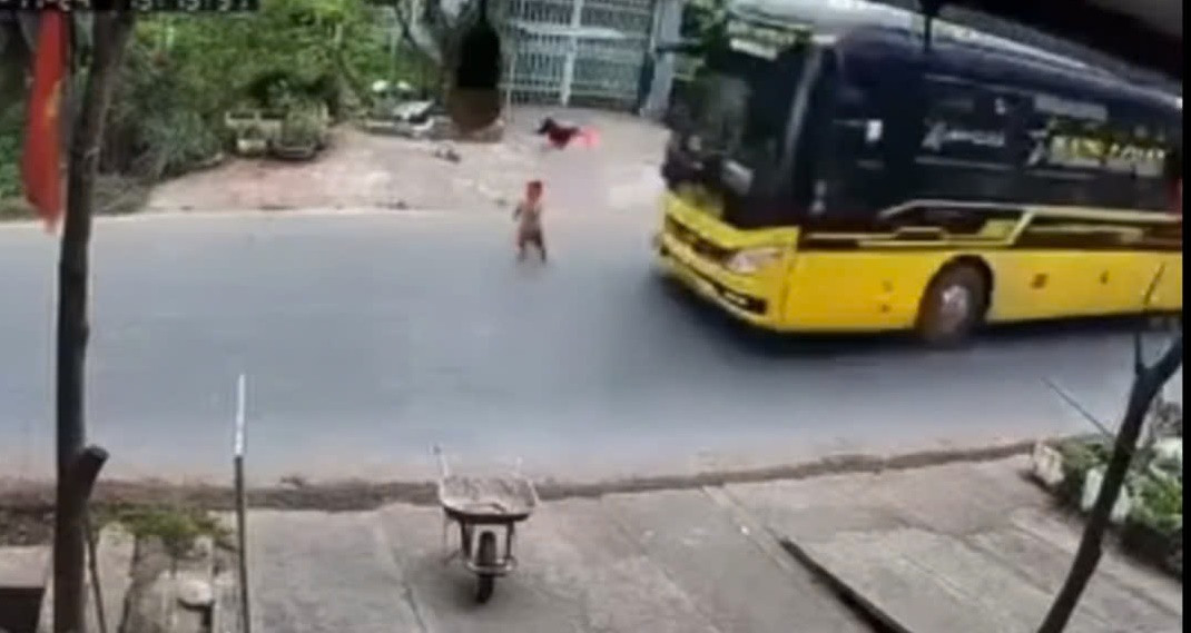 Ha Giang: Be trai 3 tuoi thoat chet than ky khi chay qua duong