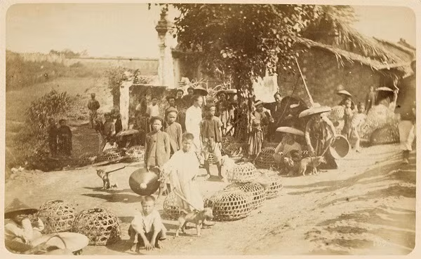 Chợ gắn liền với đời sống kinh tế, là nơi trao đổi, buôn bán hàng hóa. Tuy nhiên, chợ Việt Nam không chỉ nằm ở phạm trù kinh tế đơn thuần mà nó còn biểu hiện văn hóa rất đậm nét. Thậm chí, với những chợ họp ở nơi đình làng... còn gắn với nhu cầu tâm linh của người Việt. Trong ảnh là cảnh bán chó ở một chợ ngoại thành Hà Nội xưa.