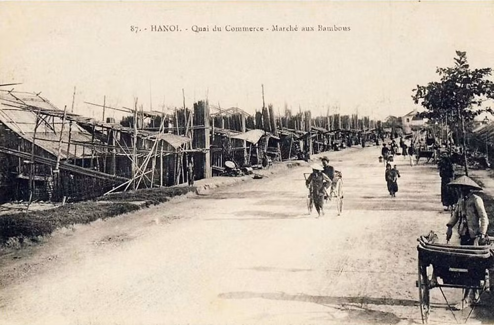 Chợ tre nứa ven sông Hồng.