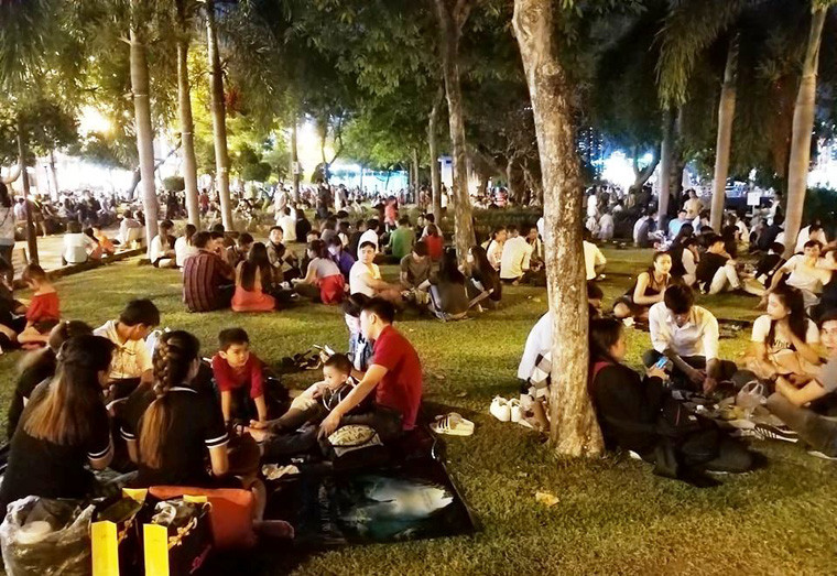 Nhiều người đến từ sớm khi Sài Gòn vừa lên đèn...