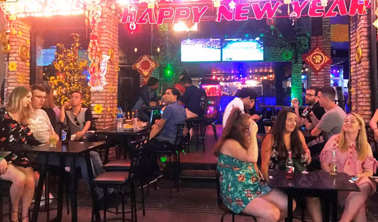 TP HCM: “Bien nguoi” do ve trung tam don Giao thua 2019-Hinh-12