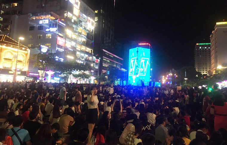 TP HCM: “Bien nguoi” do ve trung tam don Giao thua 2019-Hinh-4