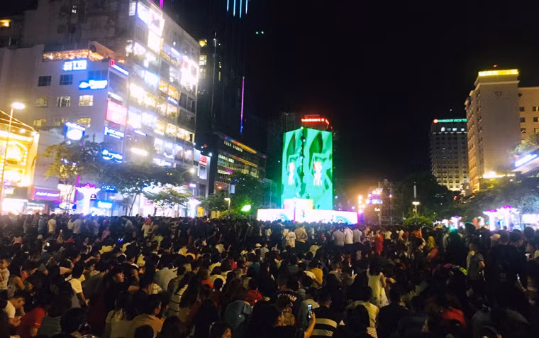 TP HCM: “Bien nguoi” do ve trung tam don Giao thua 2019-Hinh-5