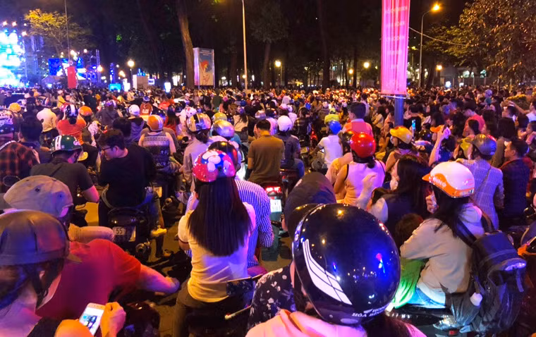 TP HCM: “Bien nguoi” do ve trung tam don Giao thua 2019-Hinh-6