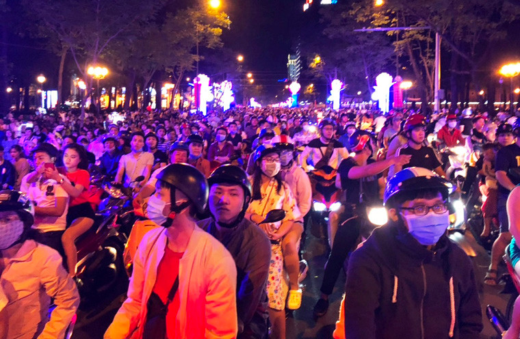 TP HCM: “Bien nguoi” do ve trung tam don Giao thua 2019-Hinh-9