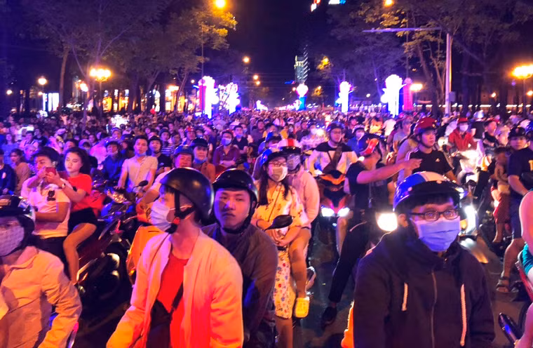 TP HCM: “Bien nguoi” do ve trung tam don Giao thua 2019-Hinh-9