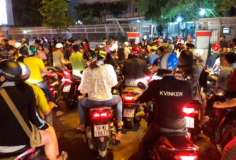 TP HCM: “Bien nguoi” do ve trung tam don Giao thua 2019-Hinh-3