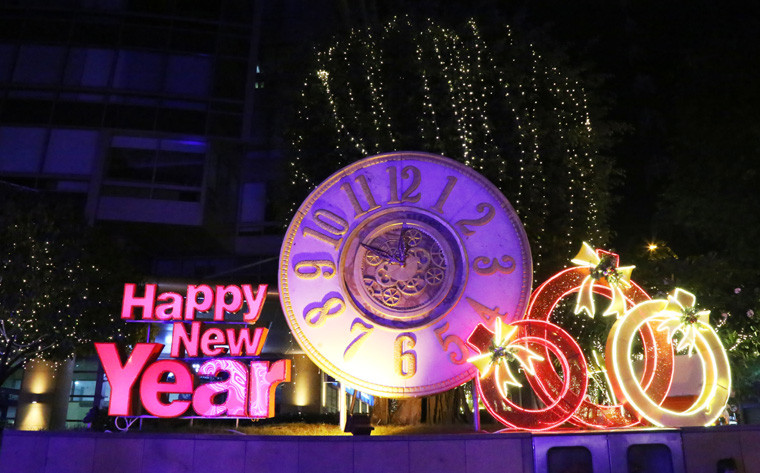 "Những ngày cuối năm, tôi mới có dịp đi dạo các tuyến đường ở trung tâm về đêm và tôi thấy nó thật đẹp và ấn tượng. Đường phố được trang trí lung linh khiến người dân càng thêm phấn khởi hơn, hy vọng một năm mới thành công", anh Tứ Quý (ngụ quận 3) chia sẻ.