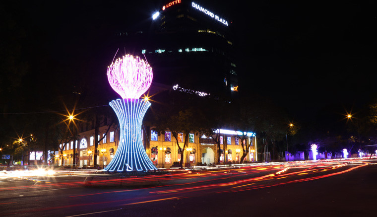 Đường Lê Duẩn, trước Hội trường Thống Nhất được trang hoàng lộng lẫy chào đón năm mới 2019.