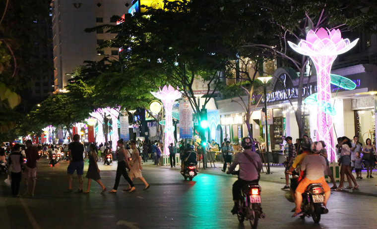 Du khách quốc tế vô cùng ấn tượng và bày tỏ sự vui tươi, phấn khởi khi được dịp đón không khí năm mới tại TP HCM.