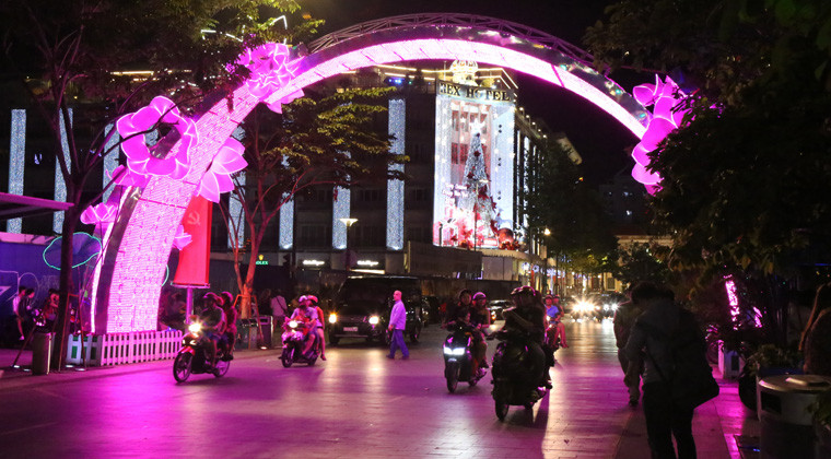 Các trục đường vào phố đi bộ Nguyễn Huệ rực rỡ trong ánh đèn Led.