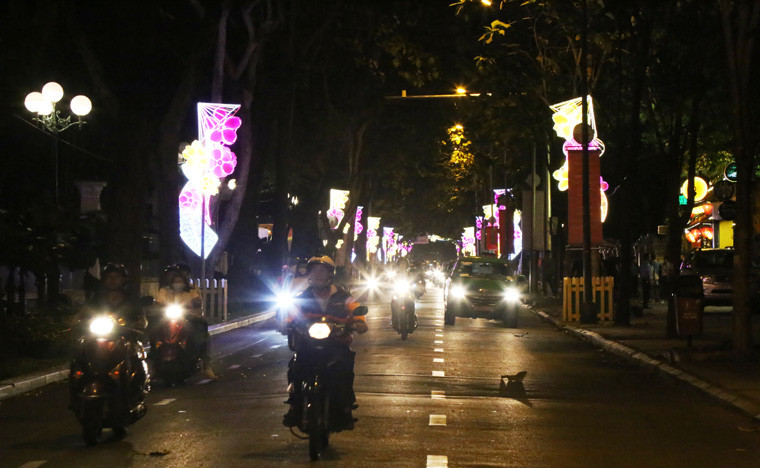 "Con đường ngoại giao" Nam Kỳ Khởi Nghĩa (từ sân bay quốc tế Tân Sơn Nhất về trung tâm TP HCM) rực rỡ ánh đèn Led cách điệu hình ảnh thiếu nữ mặc áo dài, đội nón lá - biểu tượng của người phụ nữ Việt Nam - chào đón du khách đến với "Hòn ngọc viễn đông".