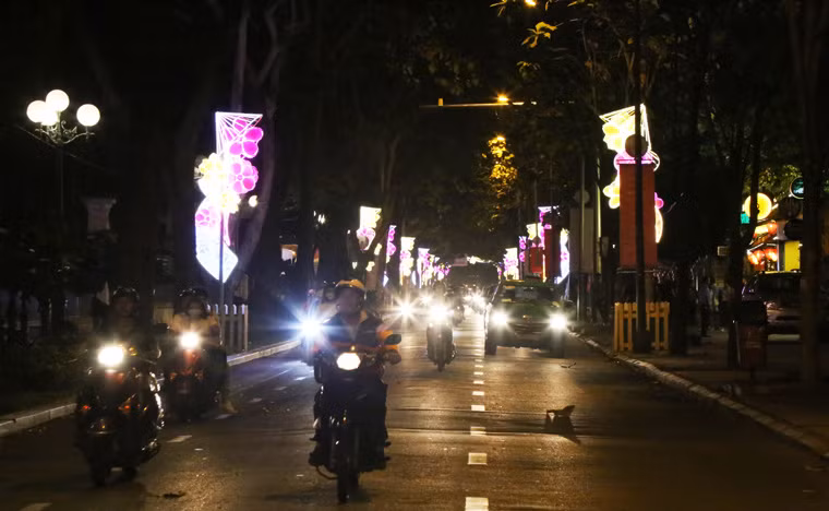"Con đường ngoại giao" Nam Kỳ Khởi Nghĩa (từ sân bay quốc tế Tân Sơn Nhất về trung tâm TP HCM) rực rỡ ánh đèn Led cách điệu hình ảnh thiếu nữ mặc áo dài, đội nón lá - biểu tượng của người phụ nữ Việt Nam - chào đón du khách đến với "Hòn ngọc viễn đông".