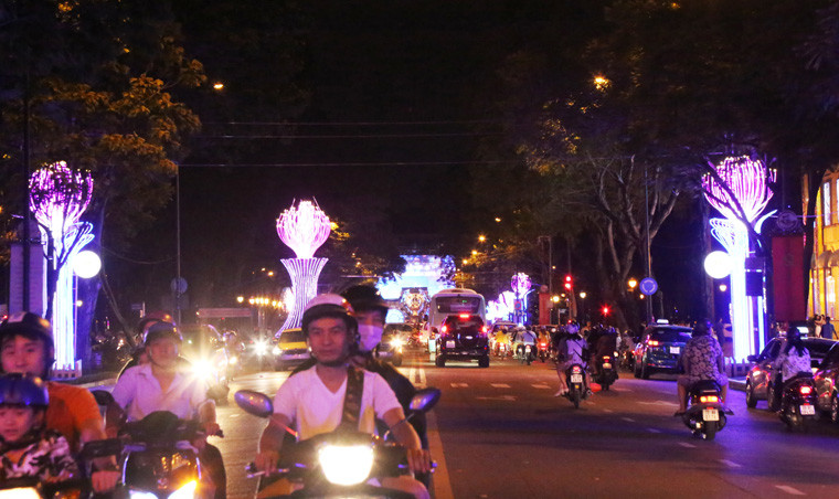 Nhiều tuyến đường ở trung tâm TP HCM lung linh ánh đèn với đủ màu sắc hân hoan mừng năm mới.