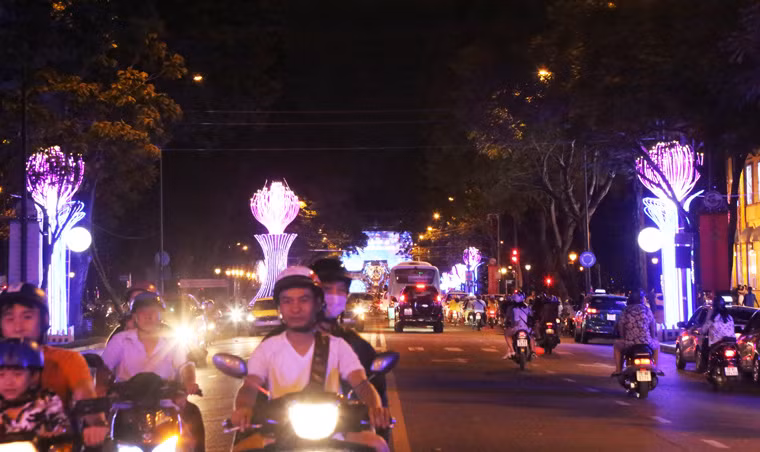 Nhiều tuyến đường ở trung tâm TP HCM lung linh ánh đèn với đủ màu sắc hân hoan mừng năm mới.