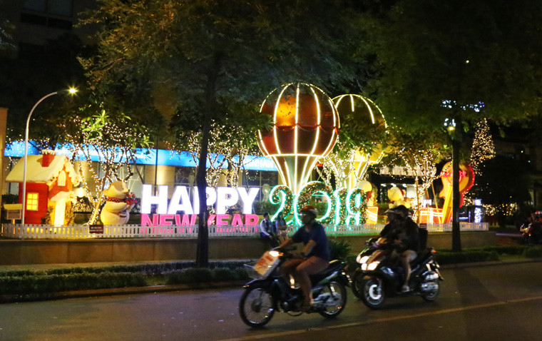 Cùng cả nước, người dân TP HCM đang háo hức đếm từng giờ chờ thời khắc giao thừa tiễn năm cũ 2018, đón năm mới 2019.