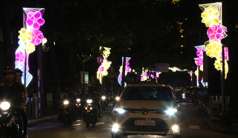 Các con đường trở nên nhộn nhịp và đẹp mắt hơn khi được tô điểm lung linh để đón chờ thời khắc năm 2019 sắp đến gần.