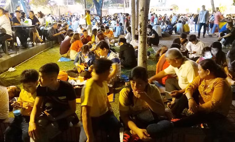 Trong khi đó, trên đại lộ Võ Văn Kiệt (quận 1), Mai Chí Thọ (quận 2) rất nhiều nhóm người trải bạt trên vỉa hè tổ chức ăn uống để chờ đón thời khắc chuyển giao giữa năm cũ và năm mới.