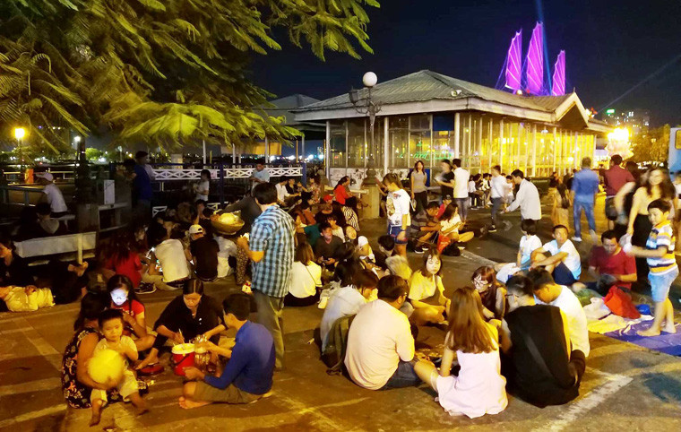 Ai ai cũng cố tìm vị trí đẹp nhất để ngắm pháo hoa tầm cao được bắn lên từ phía nóc hầm Thủ Thiêm.