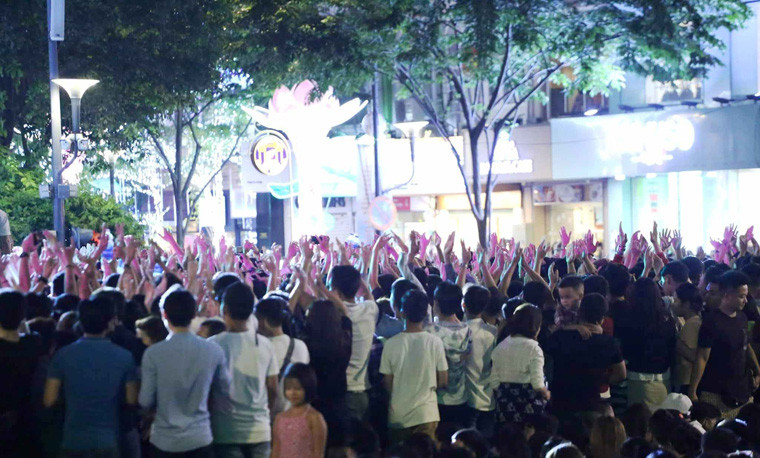 Gần 23h đêm 31/12, cả khu vực phố đi bộ Nguyễn Huệ (quận 1) như "biển người" tham dự chương trình đếm ngược trong thời khắc chuyển giao giữa năm cũ và năm mới và thưởng thức pháo hoa.