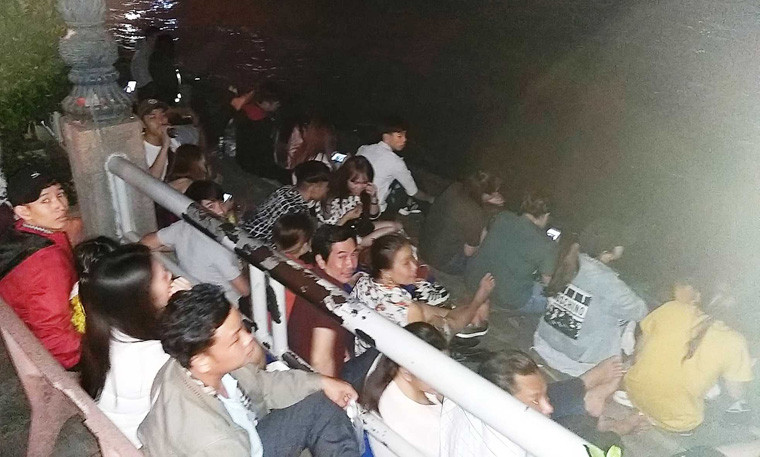 Có người "giành chỗ" ngay bờ kè sông Sài Gòn...