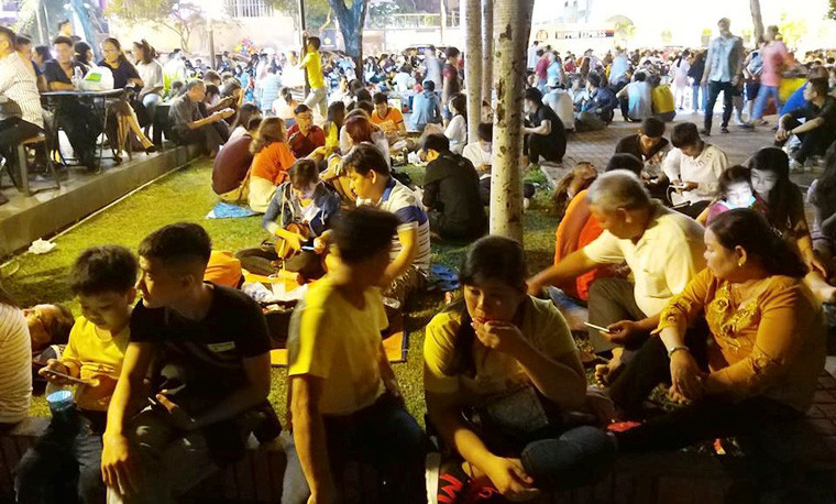 Trong khi đó, trên đại lộ Võ Văn Kiệt (quận 1), Mai Chí Thọ (quận 2) rất nhiều nhóm người trải bạt trên vỉa hè tổ chức ăn uống để chờ đón thời khắc chuyển giao giữa năm cũ và năm mới.