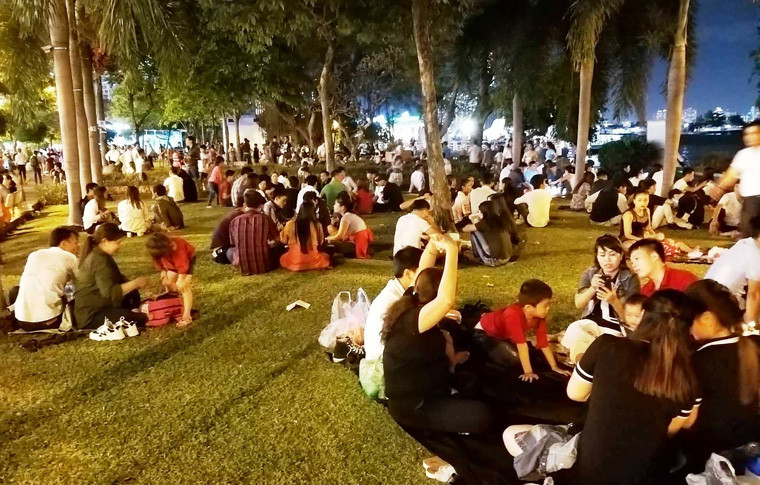 Ở khu vực bến Bạch Đằng (ngay bờ sông Sài Gòn, phía bờ quận 1) nhiều bạn trẻ cũng có mặt từ sớm để chọn cho mình những vị trí thuận lợi nhất xem pháo hoa.