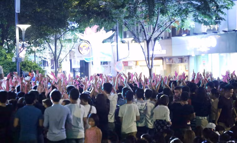 Gần 23h đêm 31/12, cả khu vực phố đi bộ Nguyễn Huệ (quận 1) như "biển người" tham dự chương trình đếm ngược trong thời khắc chuyển giao giữa năm cũ và năm mới và thưởng thức pháo hoa.