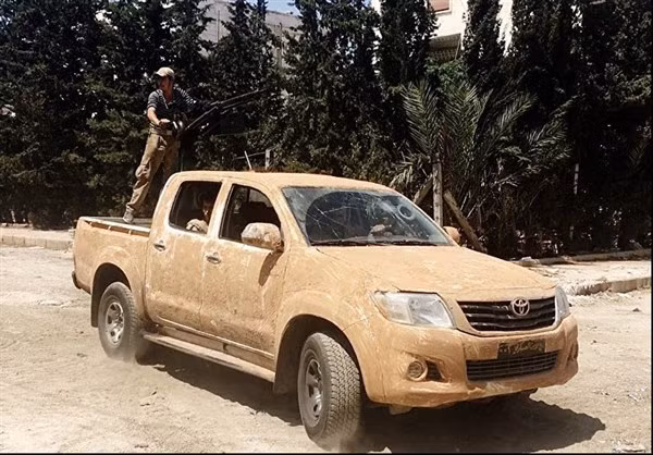 Một chiếc xe bán tải gắn súng máy hạng nặng.