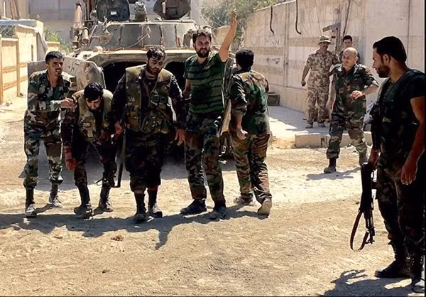 Tuần nay, Quân đội Syria bắt đầu một cuộc tấn công lớn nhằm chiếm giữ các chốt phòng thủ quanh học viện quân sự ở Tây Nam Aleppo. Ảnh: Hai binh sĩ bị trọng thương đang được đưa tới trạm xá.