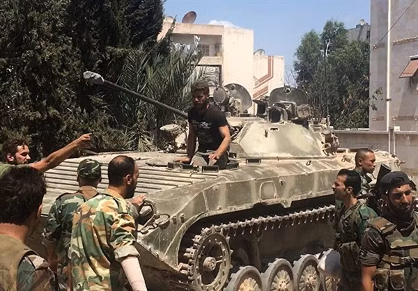 Các binh sĩ tập trung quanh chiếc xe chiến đấu bộ binh BMP-2 chuẩn bị cho cuộc tấn công.