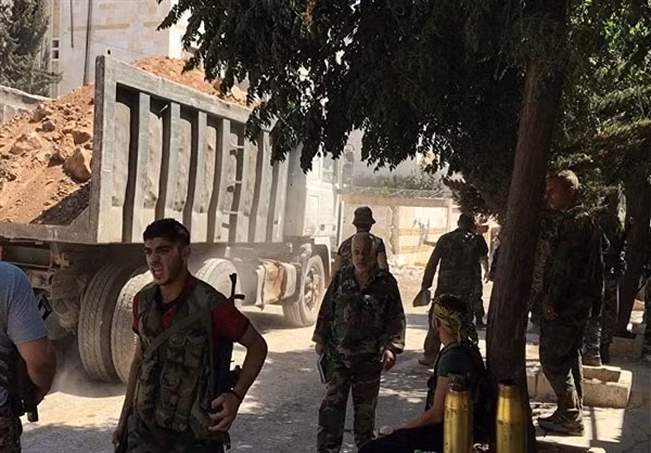 Nhiều phương tiện dân sự chở đầy cát cũng được huy động để làm lá chắn cho các mũi tiến công.