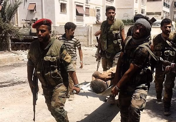 Các binh sĩ đang cáng một người bị thương về vị trí trị thương.