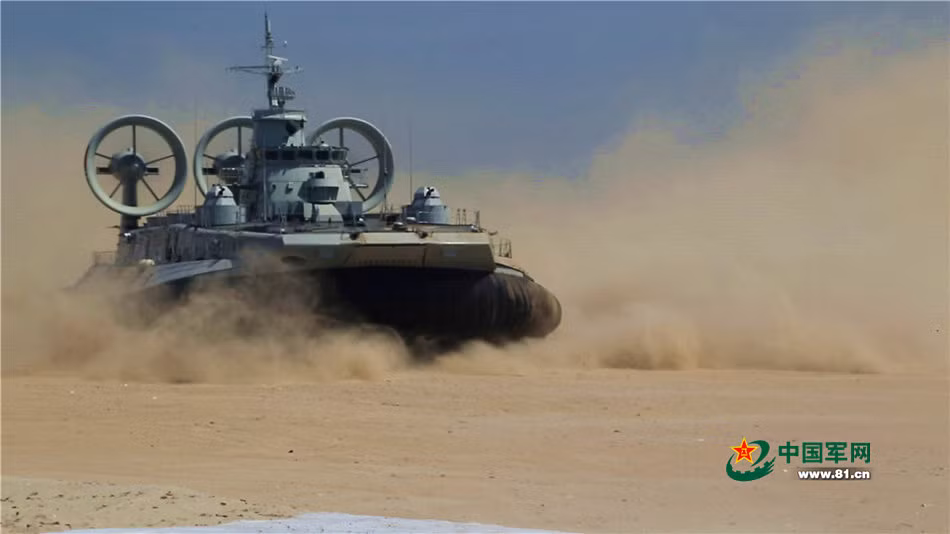 Tàu đổ bộ Zubr có lượng giãn nước đến 500 tấn, là tàu đổ bộ đệm khí lớn nhất Trung Quốc và lớn nhất thế giới hiện nay. Nó có khả năng triển khai xe tăng Type 96, xe chiến đấu bộ binh Type 86 và vài trăm lính thủy đánh bộ.