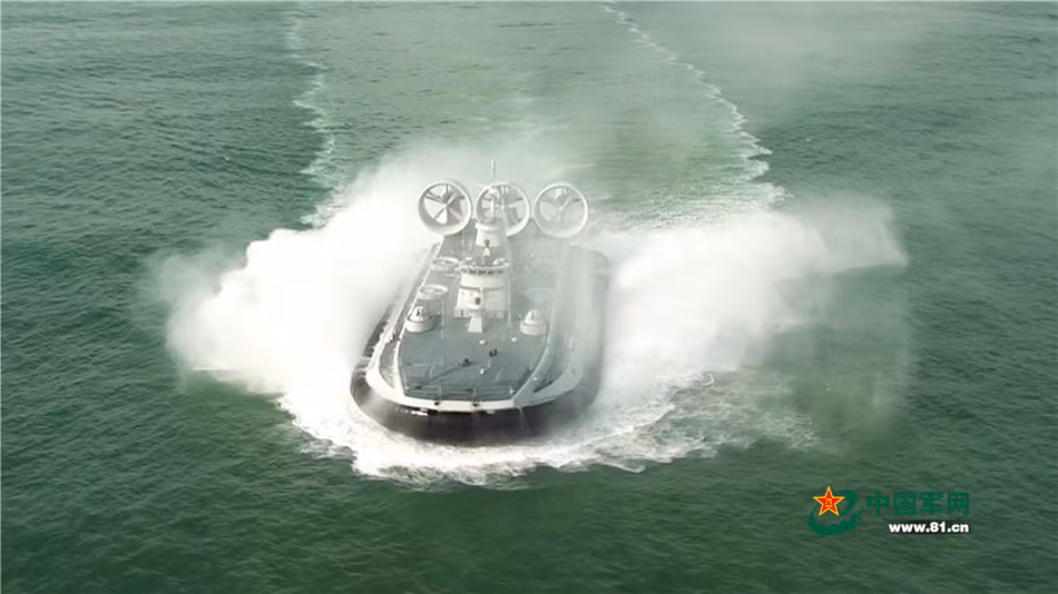 Đáng lưu ý, tàu đổ bộ Zubr từng được giới chuyên gia quân sự coi là công cụ nguy hiểm của Hải quân Trung Quốc trong âm mưu nhằm độc chiếm Biển Đông – hành động bị quốc tế lên án kịch liệt nhưng Trung Quốc vẫn bất chấp tất cả, bấp chấp luật pháp quốc tế tiếp tục duy trì các hành động ngang ngược, xâm phạm nghiêm trọng chủ quyền của Việt Nam và nhiều nước khác ở Biển Đông.