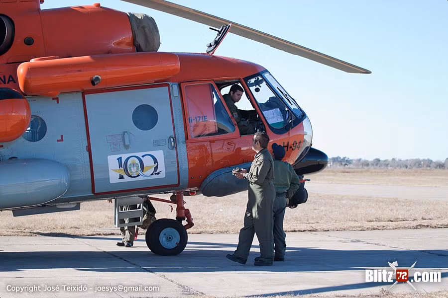 Kíp lái của Mi-171E gồm 3 người: Hai phi công và một thợ máy.