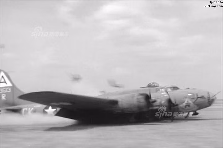Khoảnh khắc hiếm chiếc máy bay ném bom B-17 đang trượt “bụng to” trên đường băng.
