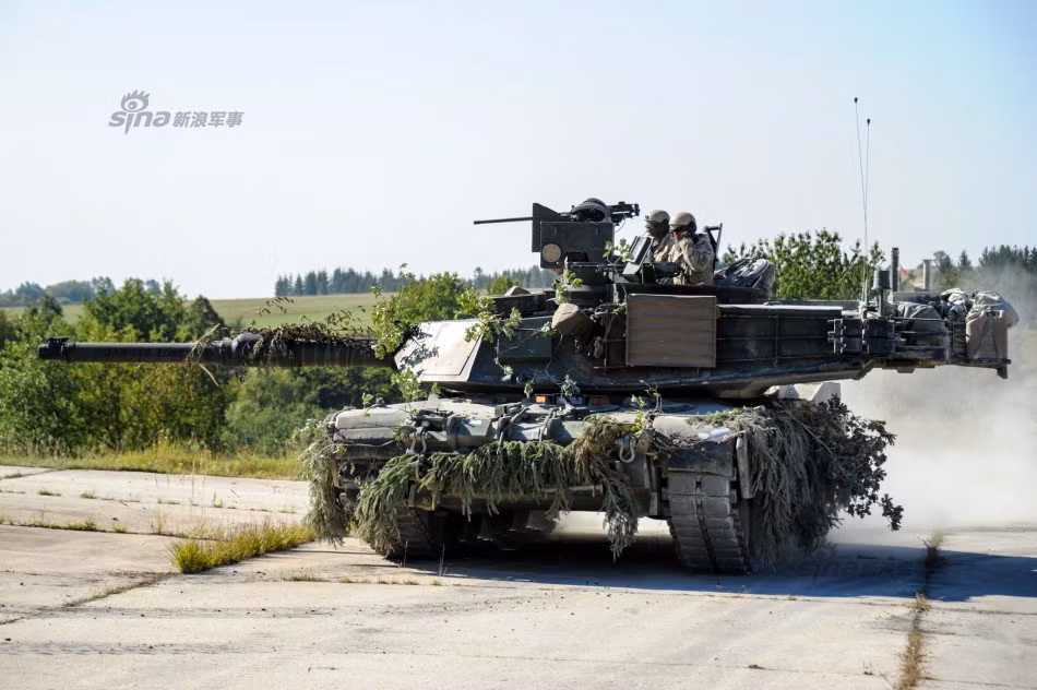 Pháo chính M256 120mm có trọng lượng khoảng 3 tấn, chiều dài nòng 5,3m, tuổi thọ của khóa nòng là 4.500 phát, tuổi thọ của nòng là 1.500 phát.