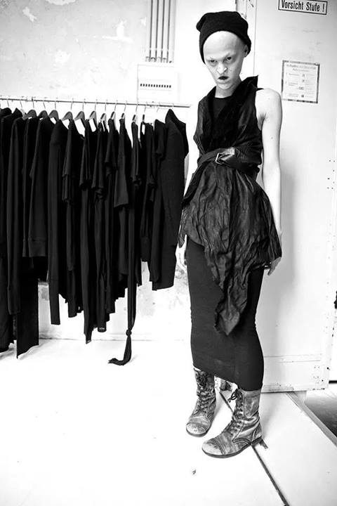 Mặc cho bệnh tật và vẻ ngoài khác người, người mẫu không răng không tóc Melanie Gaydos đã thành công nhờ nỗ lực phi thường. Ngay cả ca sĩ Miley Cyrus là fan hâm mộ của cô. 