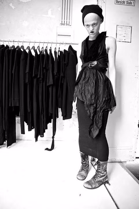 Mặc cho bệnh tật và vẻ ngoài khác người, người mẫu không răng không tóc Melanie Gaydos đã thành công nhờ nỗ lực phi thường. Ngay cả ca sĩ Miley Cyrus là fan hâm mộ của cô. 