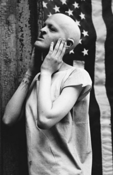 Tuy nhiên, niềm đam mê chính của Melanie Gaydos là nghệ thuật. Cô từng theo học tại Học viện Mỹ thuật Pratt Institute. Chính trong thời gian theo học cô đã phát hiện ra vẻ đẹp độc đáo của mình và đi theo con đường người mẫu chuyên nghiệp.