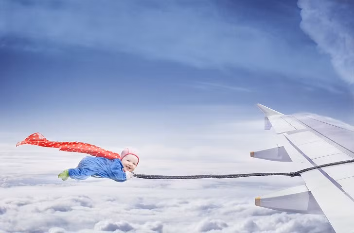 Lúc thì bé trở thành siêu nhân bay ngoài vũ trụ.