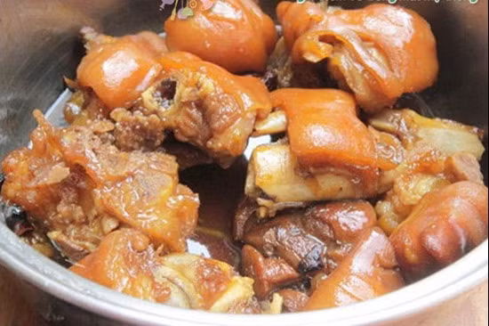 Khi nồi kho sôi lại, vớt bọt cho thật sạch rồi để lửa liu riu. Thêm nước vào cho giò ngập xâm xấp rồi nấu thêm khoảng 30 phút nữa. Khi nước trong nồi sánh lại, thả củ cải vào trộn đều, nấu tiếp 10 phút cho củ cải thấm và dậy mùi thơm là có thể tắt bếp. Món này dùng nóng với cơm vừa ngon vừa lạ miệng. Nếu có thêm vài lát dưa leo giòn giòn chấm với nước kho thơm thơm, beo béo thì sẽ rất “hao cơm”.