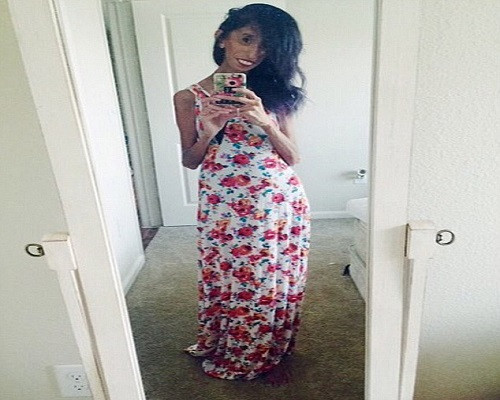 “Cho đến khi tôi đi học mẫu giáo tôi mới phát hiện bản thân không giống với những người khác, các bạn xa lánh tôi, không muốn ngồi với tôi”, Lizzie, người bị coi là cô gái xấu nhất hành tinh, chia sẻ. 