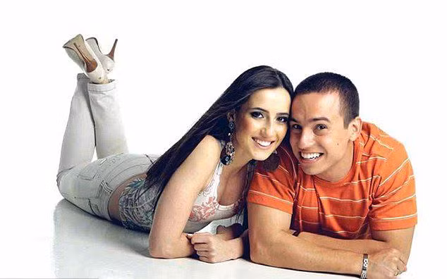 Trong các bức ảnh, cô con gái Therese mặc những bộ trang phục y hệt như mẹ cô lúc còn sống, học theo cách tạo dáng và thần thái của mẹ.