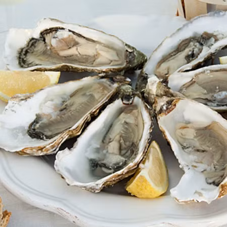 Nếu hàu được đánh bắt trong mùa biển có tảo độc thì nó còn có thể nhiễm tảo này và trở thành món hải sản có độc, gây tiêu chảy cho người ăn hàu sống. Chất purin trong gan và thận của hàu làm tăng nguy cơ phát triển bệnh gút. Vì vậy, hãy nấu chín hàu nhé.