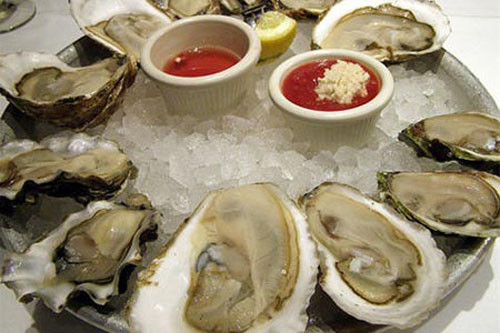 Hàu sống. Hàu có mức độ cao của kẽm, rất cần cho sức khỏe của tuyến tiền liệt nhưng với mức độ ô nhiễm của biển hiện nay thì nó xấu hơn là tốt. Hàu là loại hải sản hay sống ở các vùng ven biển, cửa biển nên có thể nhiễm các loại vi khuẩn, kí sinh trùng, trong đó có sán.