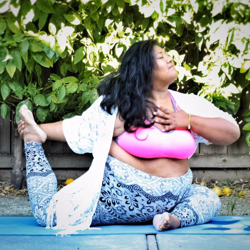 Mặc dù cơ thể không phải là hoàn hảo, nhưng cô vẫn cố gắng thực hiện những tư thế yoga tuyệt đẹp và nhận được sự ngưỡng mộ của mọi người.